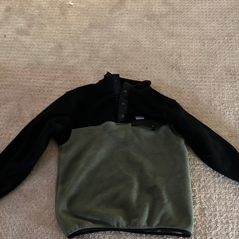 Patagonia Kids Black and Green Sweatshirt